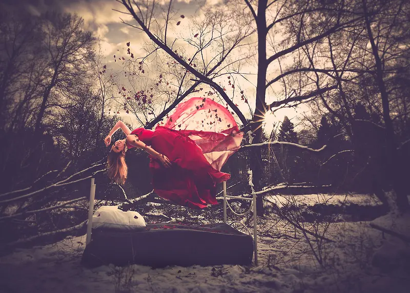 红裙女性树枝舞蹈