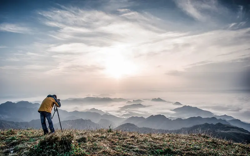 山顶的摄影师海报背景