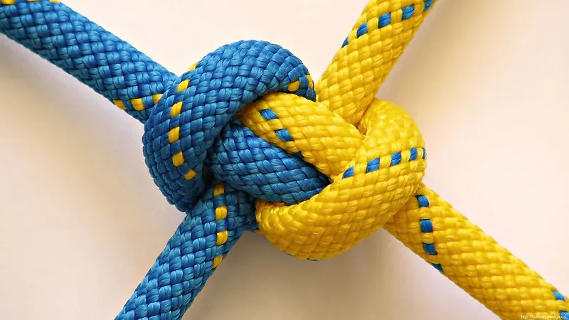 黄蓝色的麻绳缠在一起