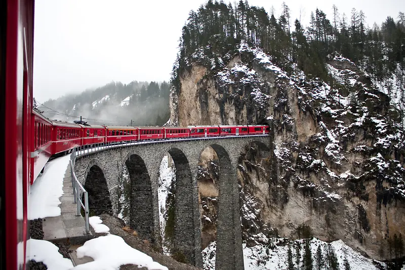 冬季红色的列车摄影图