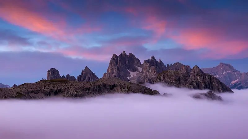 紫色云彩黑色山峰