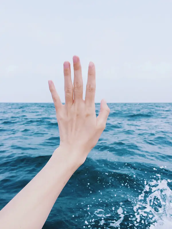 蓝色海面女人的手