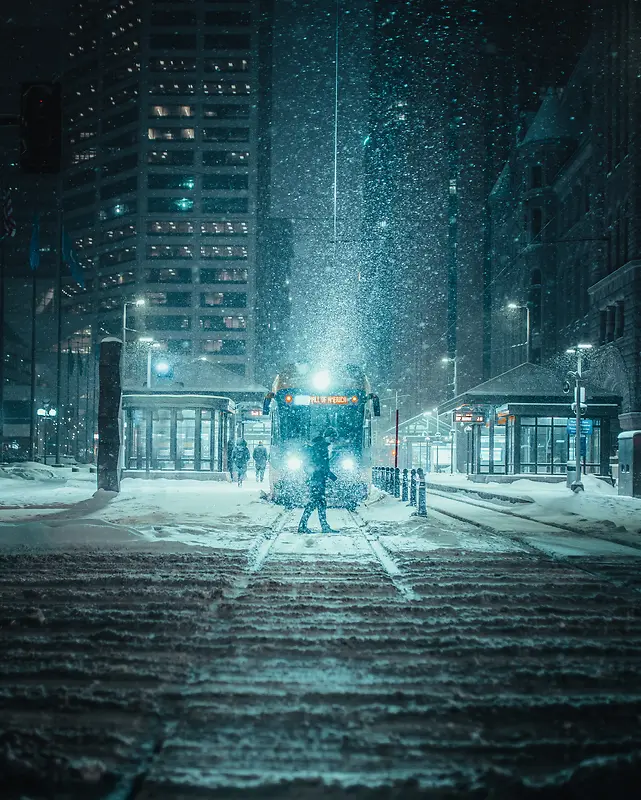 车站下雪的夜晚