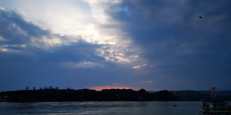 拍摄的长江边上的晚霞