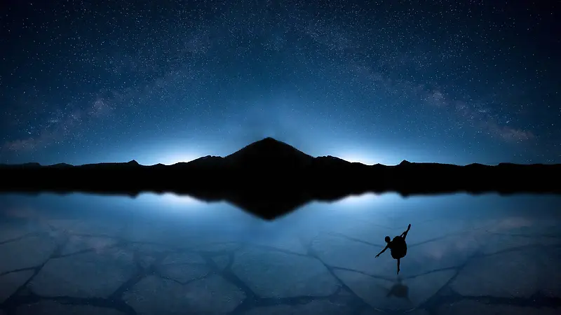 夜幕下平静的湖水