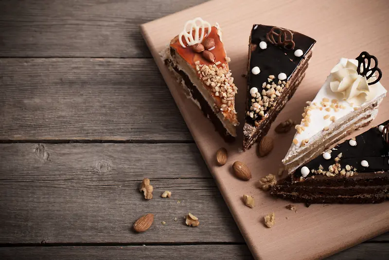 在木板上的巧克力蛋糕切块