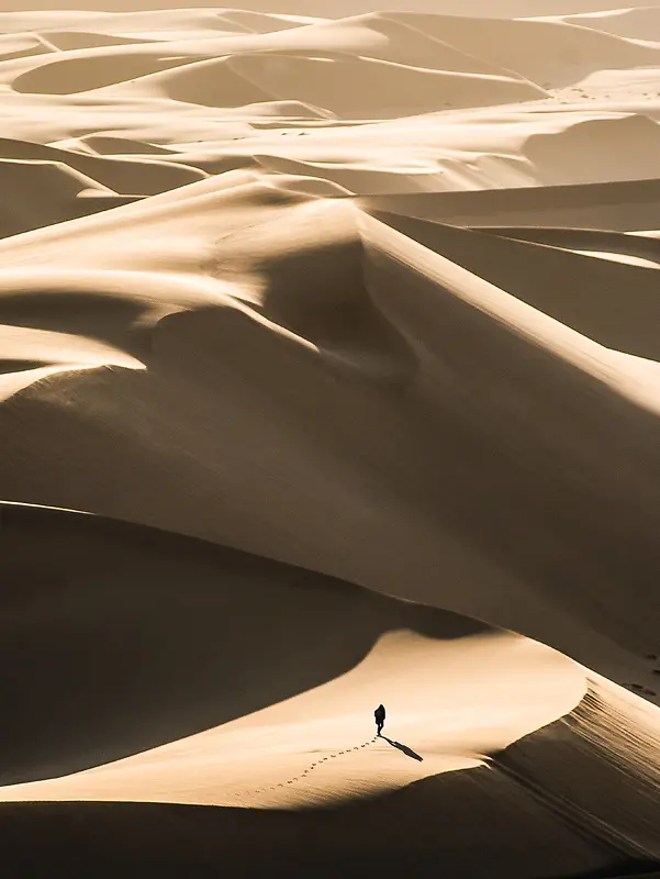 沙漠中的行人背景素材