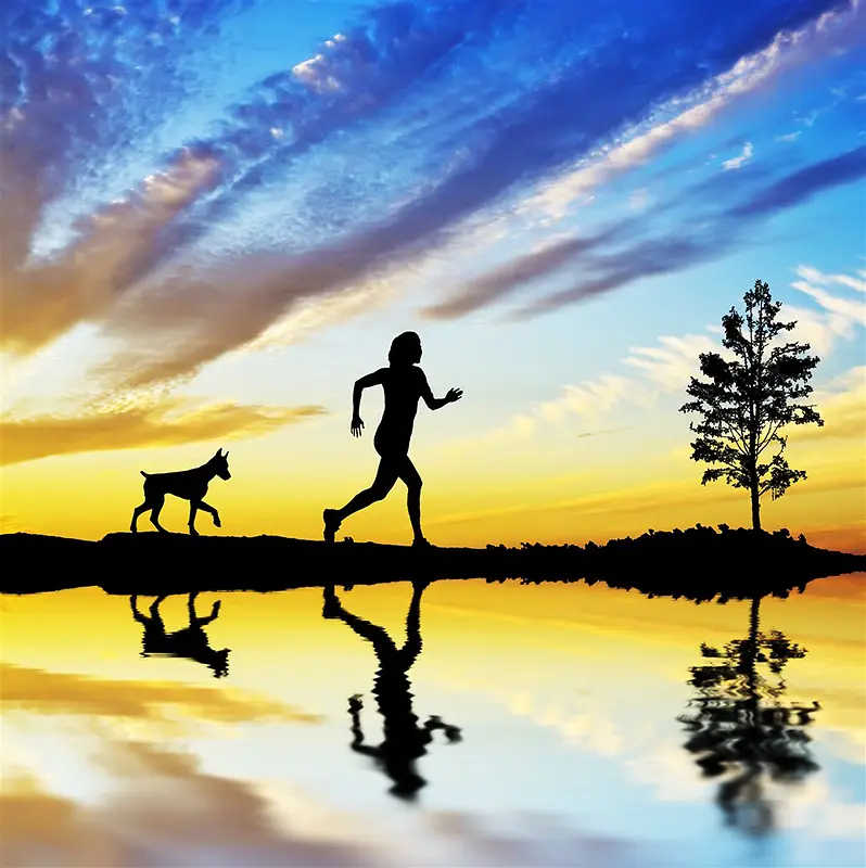 夕阳下在跑步的美女和小狗