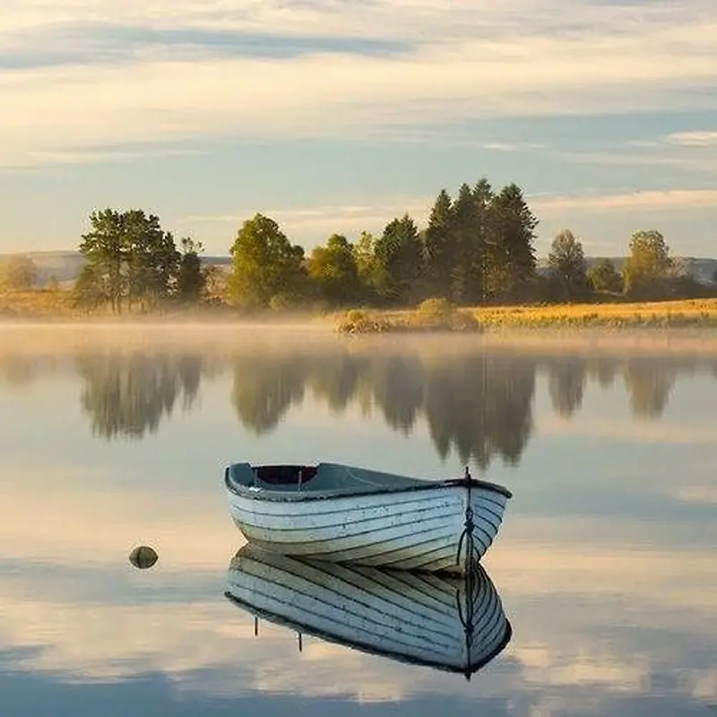 浪漫的湖泊小舟背景