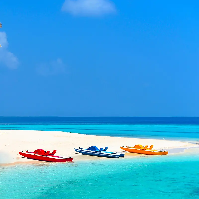清新蓝色沙滩彩色小船背景