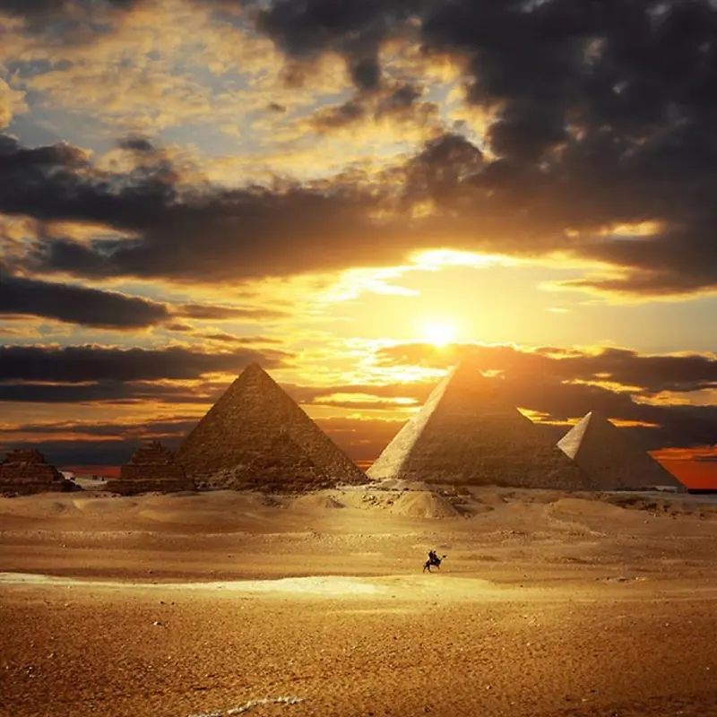 夕阳西下云海金字塔沙漠背景素材