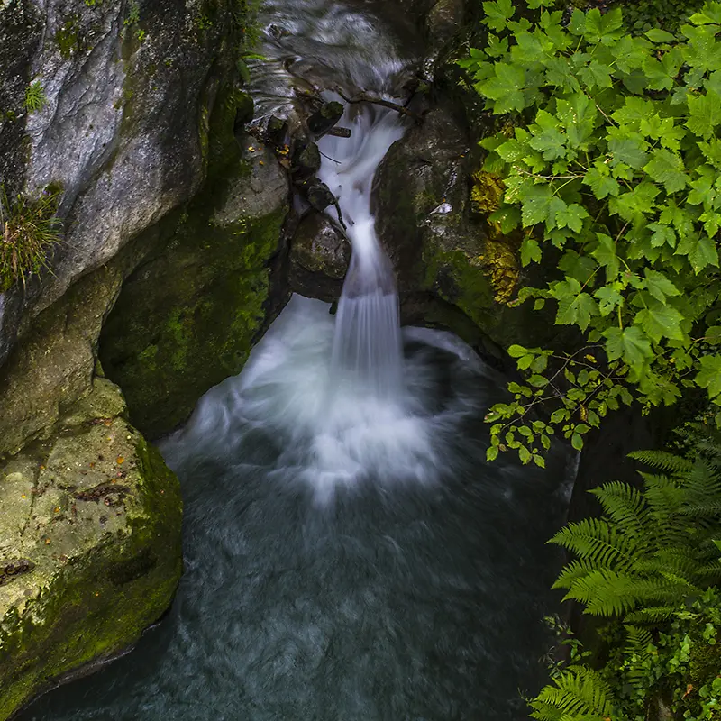 山间瀑布背景