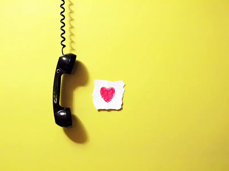 黄色墙电话示爱