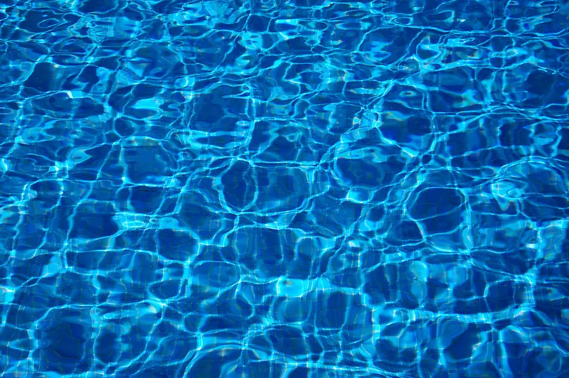 蓝色的游泳池背景