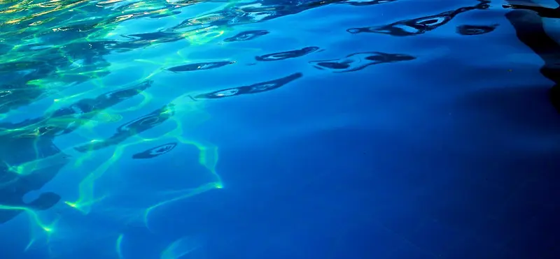 深蓝色海面水纹背景