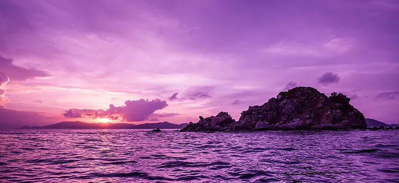 风景紫色天空山海面背景