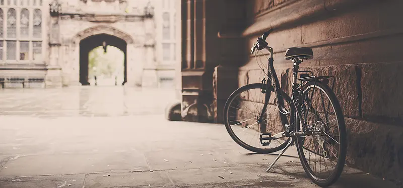 欧式城堡下的自行车