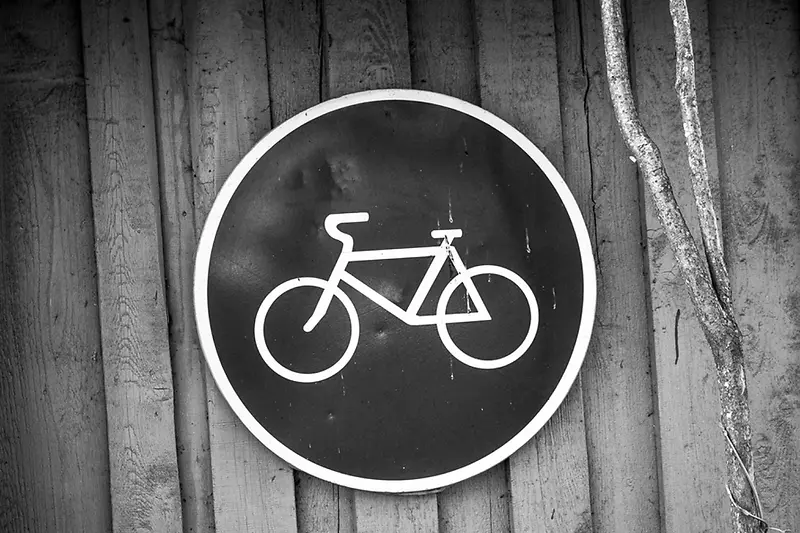 木头上的自行车行驶图标背景图