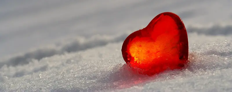 雪地红心背景