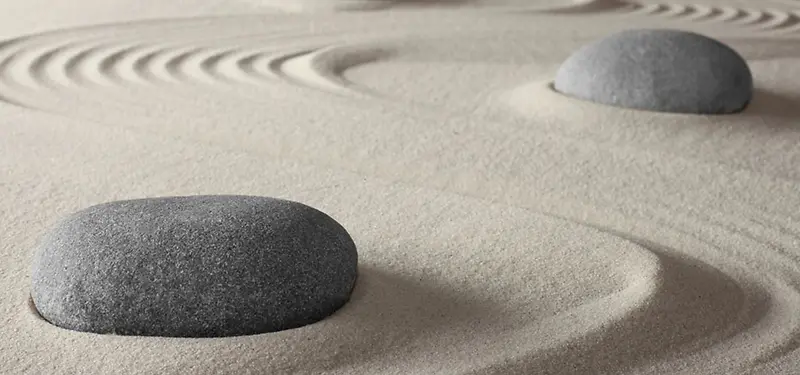 石头在沙子上面划出的痕迹