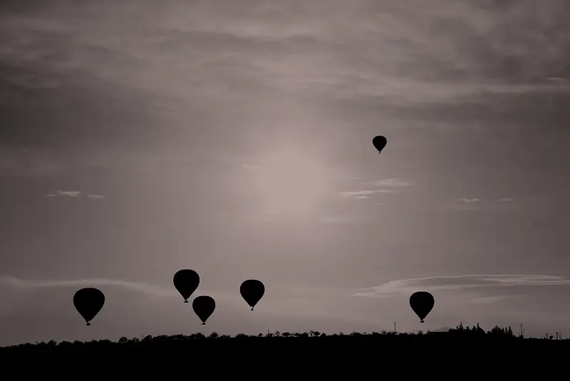飘在空中的热气球剪影