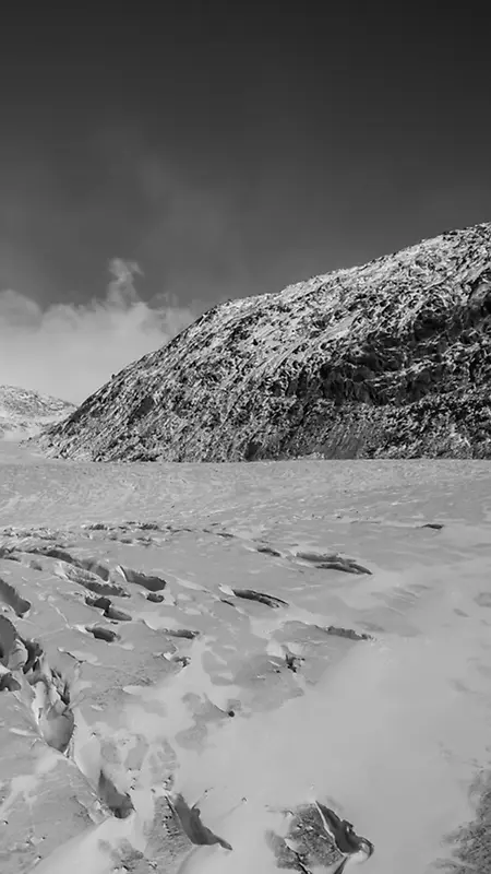 雪山灰色天空壁纸背景