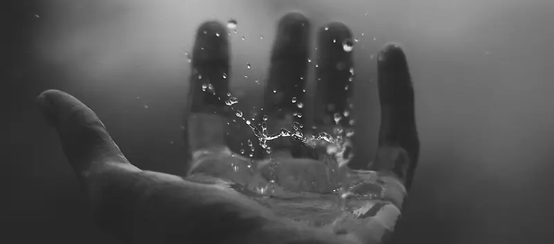 黑白摄影滴在手上的水
