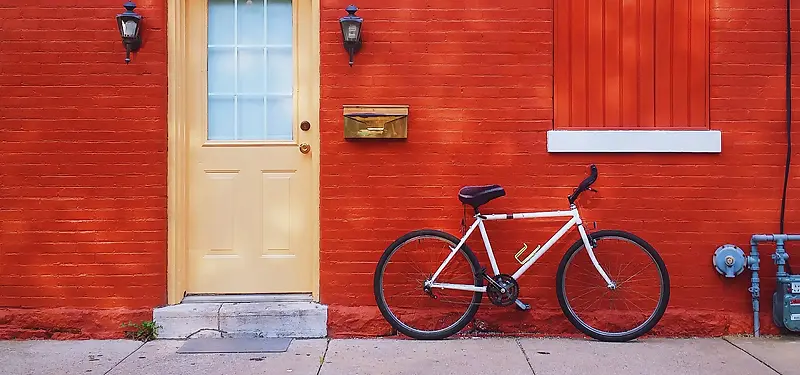 红墙下的自行车