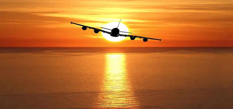 夕阳下的起飞的飞机