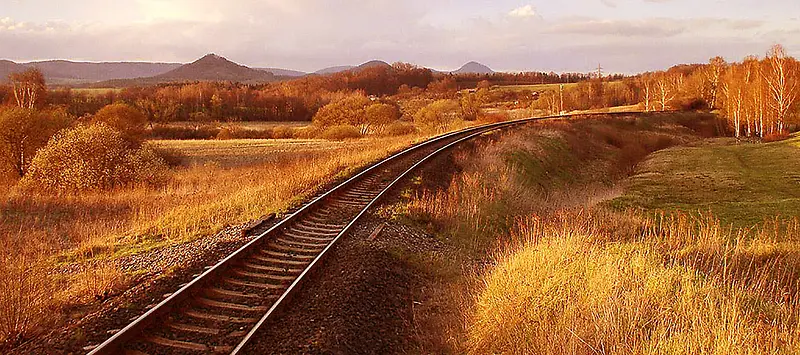 秋季铁轨风景背景