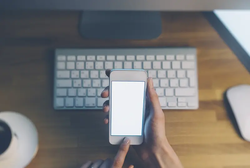 键盘鼠标与手里的手机