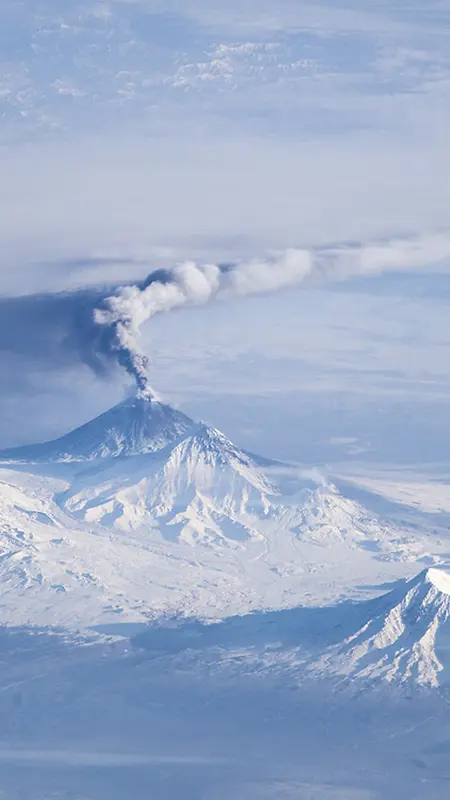 蓝天下的火山H5背景