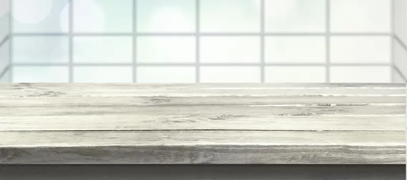 窗台前的木桌