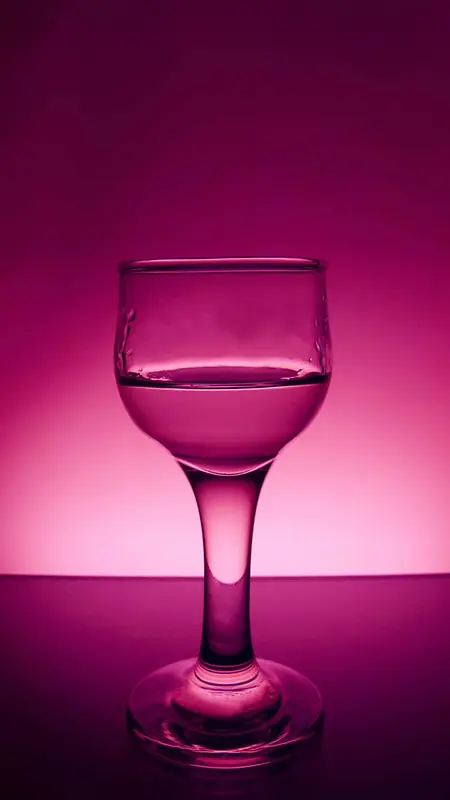 紫色玻璃高脚杯红酒杯H5背景
