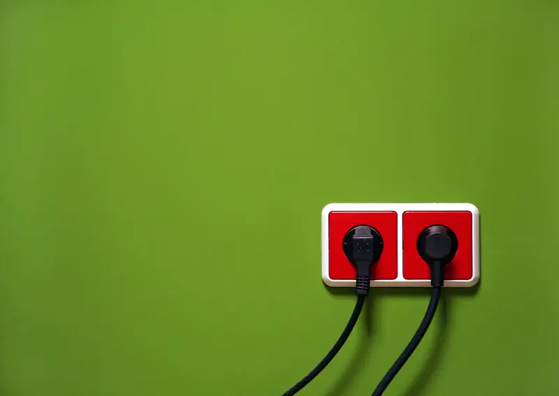 绿色墙壁上的红色插座背景素材