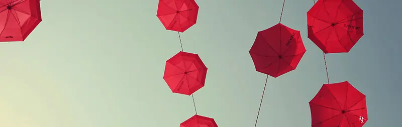 唯美天空红色雨伞海报背景