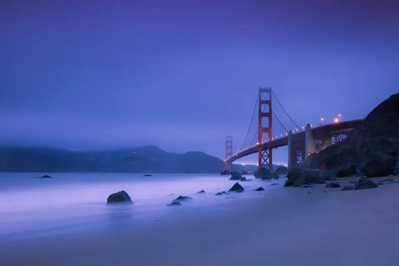 梦幻吊桥蓝色烟雾夜晚背景