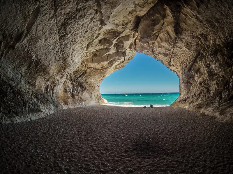 阳光下的海滩岩洞