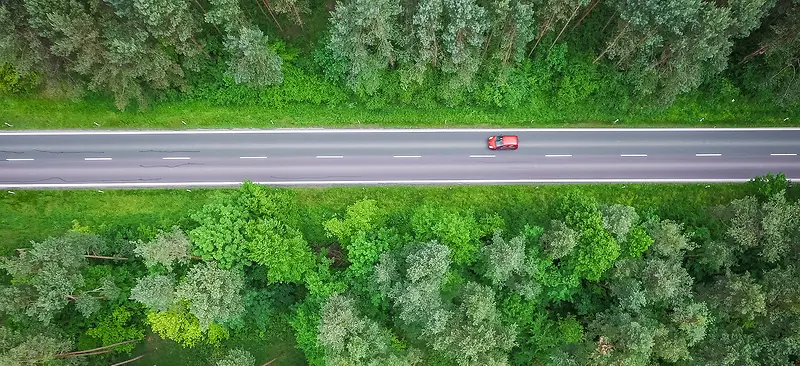 摄影车行驶在高速公路