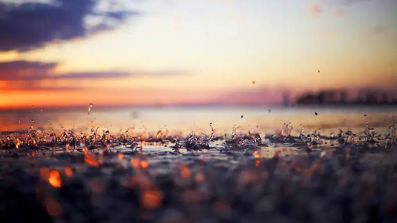 地上雨滴浪漫背景