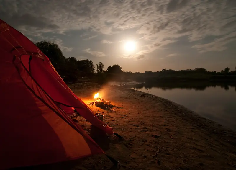 湖边露营帐篷与篝火