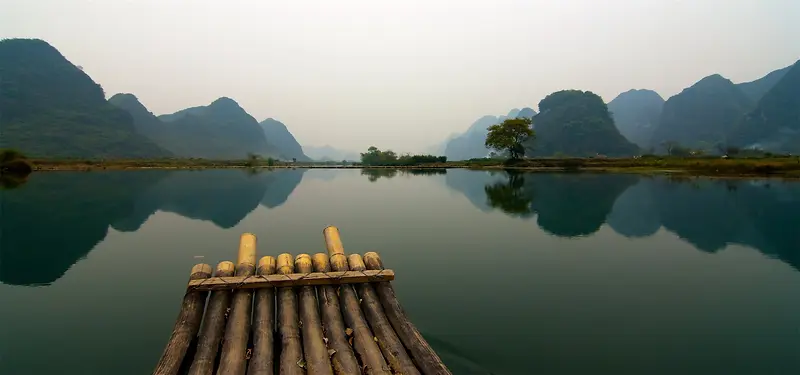 竹筏上的桂林山水背景图