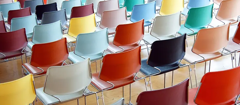 摄影排列的彩色椅子