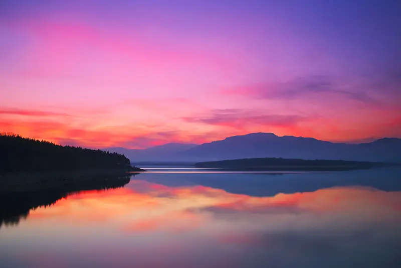 晚霞群山湖面背景