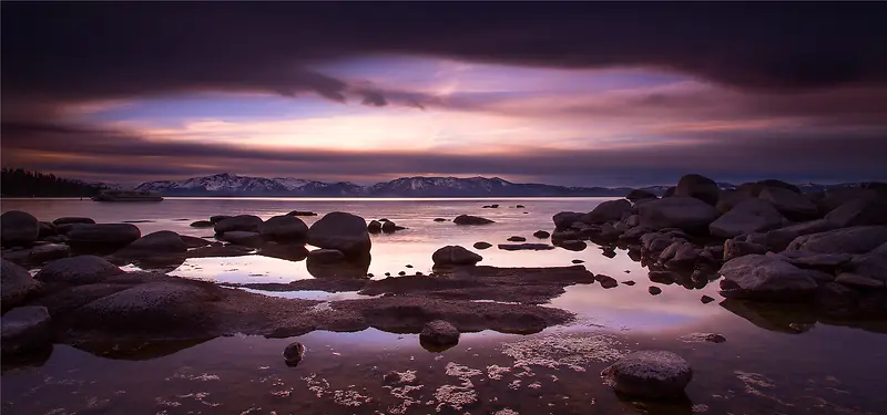 紫色的砂石滩背景