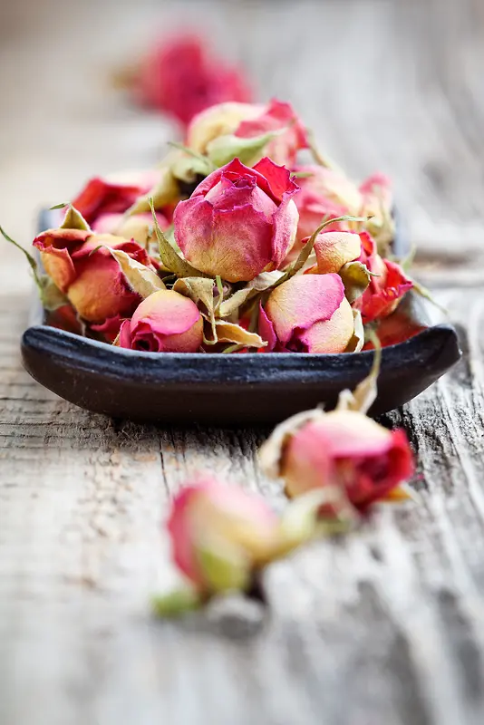木质桌上的玫瑰摄影