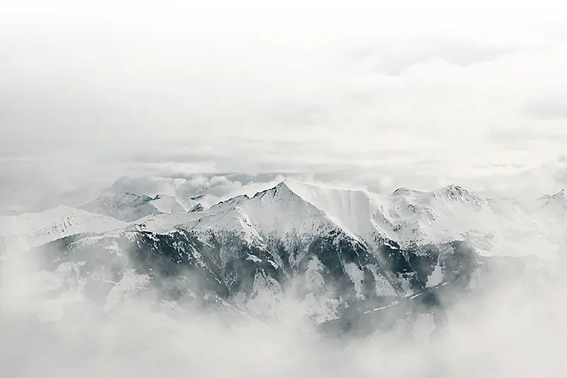 白灰色白云上的山峰