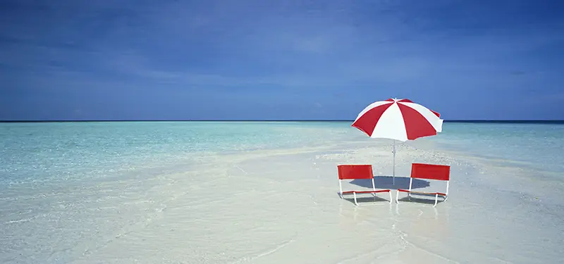 海边沙滩椅和雨伞banner