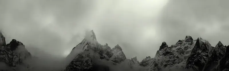大雾中雪山摄影