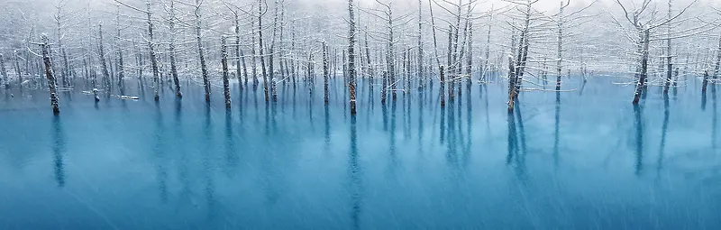 蓝色河流水纹白雪森林